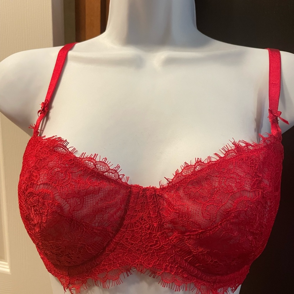 NWOT Victoria Secret red lace unlined bra (32DD)